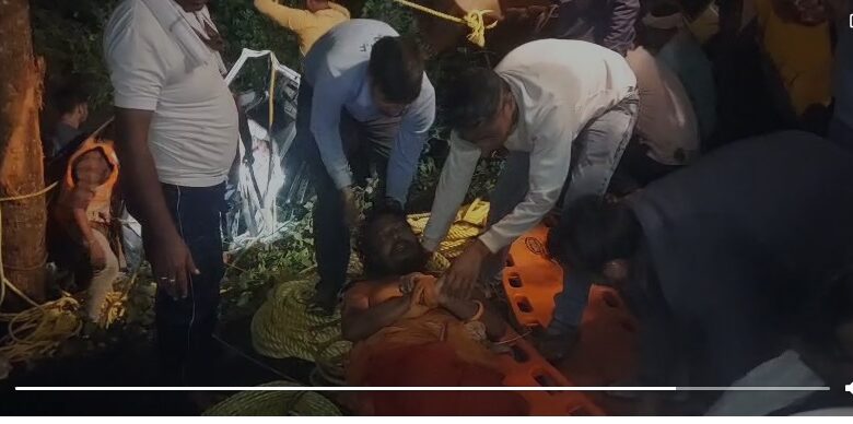 Tragic Road Accident: A tragic accident...! A Bolero collided with a tree and fell into a well... 4 sadhus died... CM expressed grief... Watch the painful scene here. VIDEO