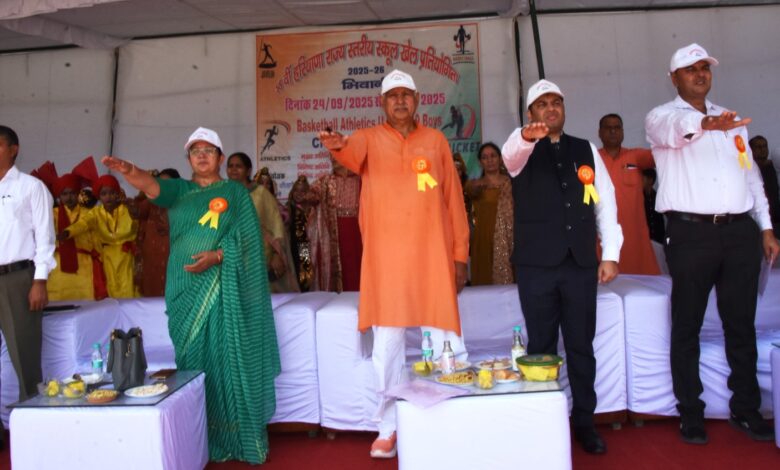 School Sports: The grand Kumbh of sports begins in Bhiwani...! The 58th state-level school sports competition was inaugurated with great pomp... Lok Sabha MP Chaudhary Dharambir Singh lit the lamp.