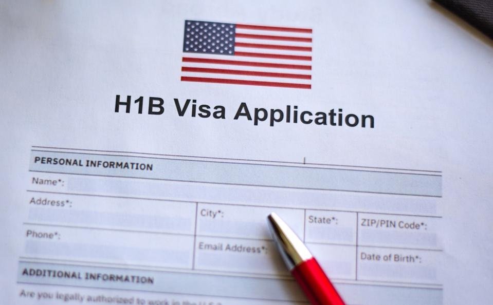 Visa Policy : H-1B वीजा पर बड़ा अमेरिकी फैसला…! भारतीय को अब हर साल 88 लाख रुपये देनी होगी फीस…IT पेशेवरों पर गंभीर संकट…क्या है H-1B वीजा और कौन है इसके पात्र…? यहां देखिए