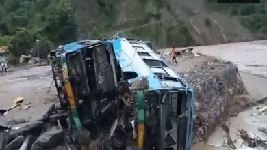 Cloud Burst in Dehradun: Cloud burst at 5 am in the morning...! Sudden massive flood...many shops, houses and vehicles washed away...huge loss...watch the video here