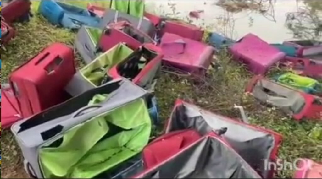 Swami Vivekananda Airport : रायपुर ब्रेकिंग…! एयरपोर्ट रोड पर 2 दर्जन से अधिक ट्रॉली बैग लावारिस हालत में मिले…हड़कंप मौके पर पुलिस और डॉग स्क्वॉड…यहां देखें Video