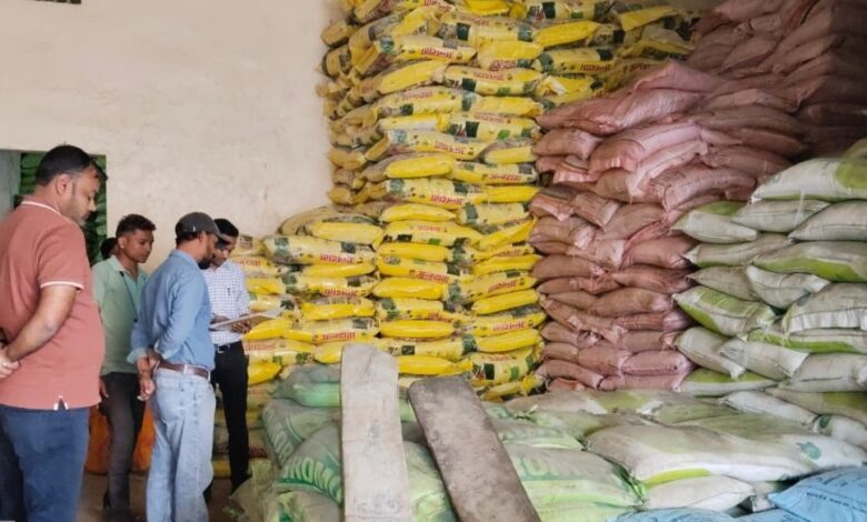 Fertilizer Scam Exposed : Big irregularities in urea distribution...! Ambikapur's Vijay Trading Company's license suspended... Doubt over purchase of more than 40 bags of urea... The truth came out during verification