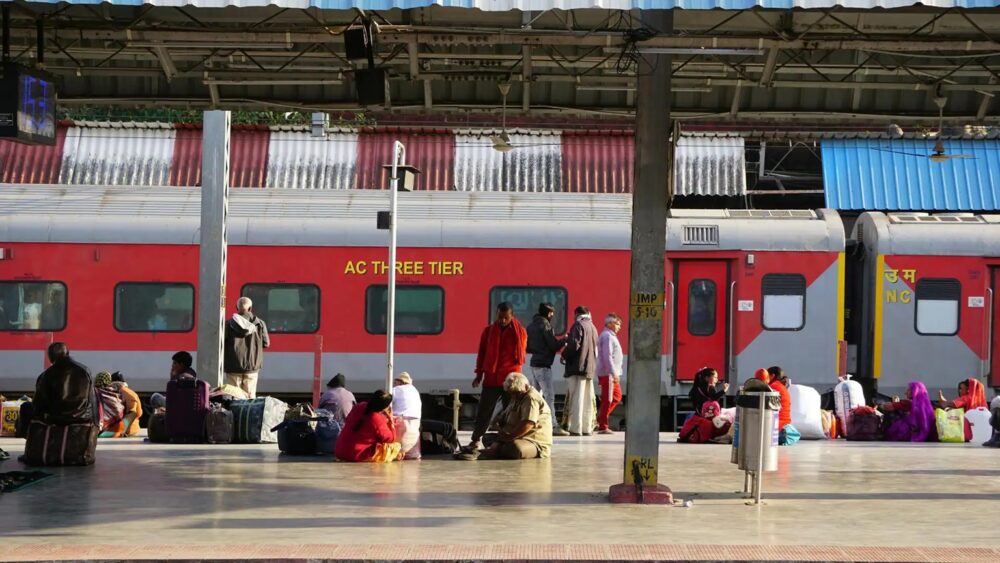 Railway Ticket Booking: A major change in railway ticket booking...! Important news for passengers traveling home for Diwali and Chhath...! Aadhaar will be mandatory for general reservations from October 1st... See here.