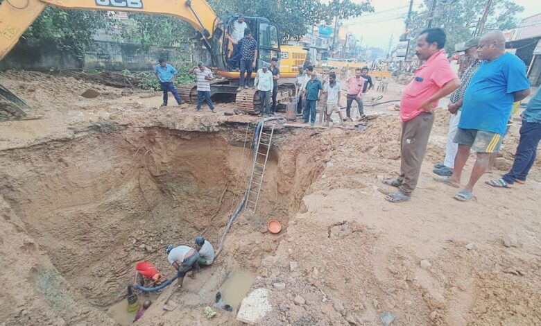 Pipeline Repair: Repair of rising main pipeline leakage continues near Bhatgaon Chowk... Water supply partially affected this evening