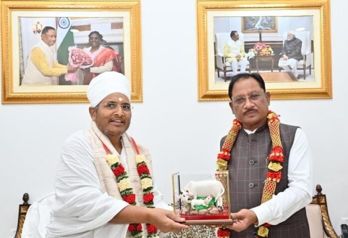 Courtesy Meet : मुख्यमंत्री से पूज्य संत असंग देव जी ने की सौजन्य भेंट