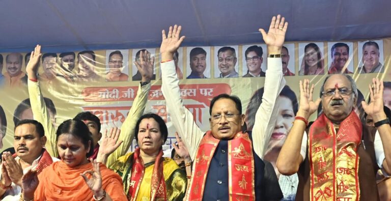 Mahadev Ghat: Chief Minister Sai Kharun Maiya participated in the grand Maha Aarti, the Mahadev Ghat of Kharun river reverberated with the chanting of mantras during the Maha Aarti.