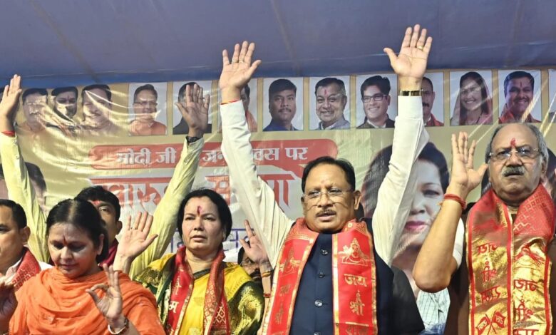 Mahadev Ghat: Chief Minister Sai Kharun Maiya participated in the grand Maha Aarti, the Mahadev Ghat of Kharun river reverberated with the chanting of mantras during the Maha Aarti.