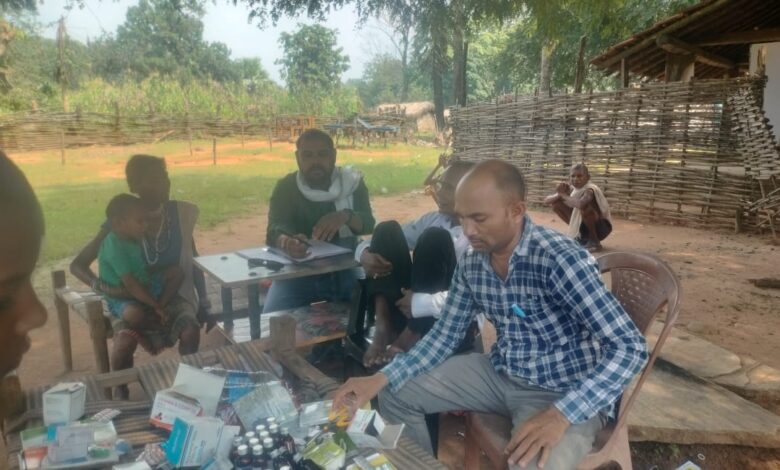 Bastar Division: Health services reached village Konde, adjacent to Abujhmad, a remote area of ​​Bastar division. Health department employees reached the village by rowing a boat on the Indravati river. Pregnant women were examined and counselled under the 'Healthy Women, Empowered Family' campaign. Health services reached Naxal-affected areas.