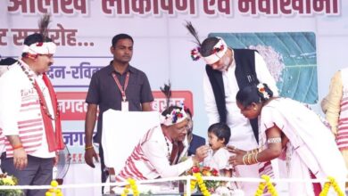 CM Vishnu: Chief Minister Vishnudev Sai's affectionate and loving behavior, while caressing little girl Bhumika Baghel, fed her Mahua Laddus.