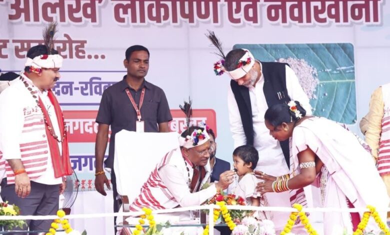 CM Vishnu: Chief Minister Vishnudev Sai's affectionate and loving behavior, while caressing little girl Bhumika Baghel, fed her Mahua Laddus.