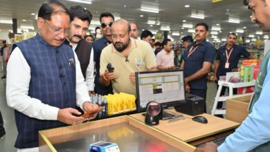 K-Mart: When the Chief Minister himself became a customer... he took advantage of the GST rate cut by shopping for household goods. The Chief Minister visited K-Mart to understand public sentiment regarding the GST Savings Festival.
