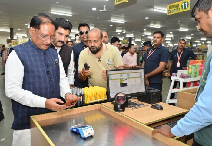 K-Mart: When the Chief Minister himself became a customer... he took advantage of the GST rate cut by shopping for household goods. The Chief Minister visited K-Mart to understand public sentiment regarding the GST Savings Festival.