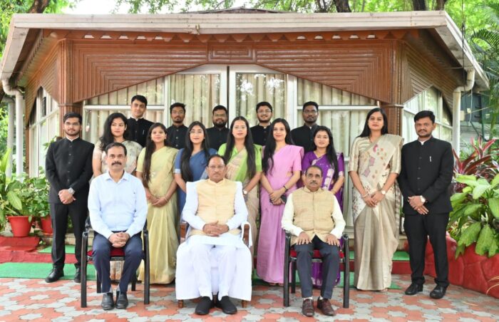 CM Vishnu: State Administrative Service officers play a vital role in solving public problems. Trainee officers of the State Administrative Service paid a courtesy call on Chief Minister Vishnu.