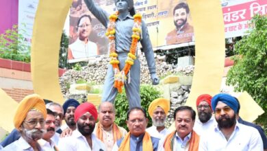 Garlanding the Statue: Chief Minister Vishnu Dev Sai paid homage to the immortal martyr Bhagat Singh by garlanding his statue.