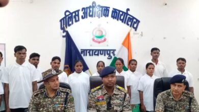 Naxal Operations: Major success in Narayanpur! Maoists carrying a bounty of 18 lakh rupees surrender their weapons... 12 dreaded Naxalites return to the path of development.