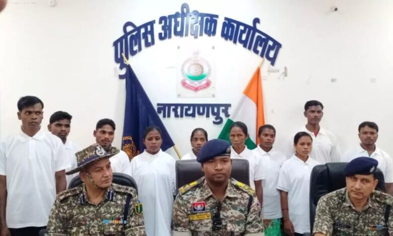 Naxal Operations: Major success in Narayanpur! Maoists carrying a bounty of 18 lakh rupees surrender their weapons... 12 dreaded Naxalites return to the path of development.