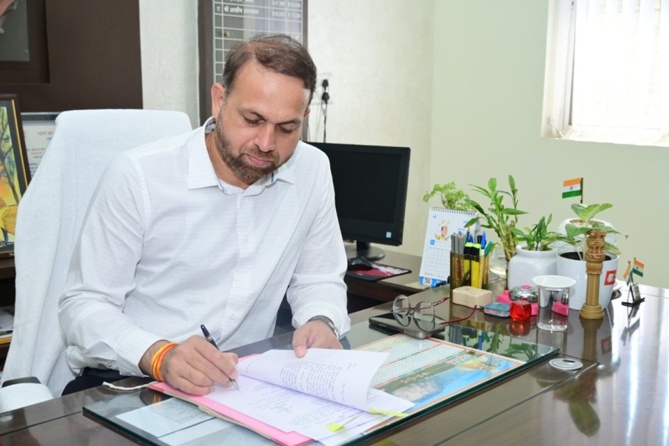 IAS Dr. Sarvesh Bhure: IAS Sarvesh Bhure has been given a significant role at the Centre! He has been appointed Joint Textile Commissioner...an inspiring journey from a rural background to a central ministry.