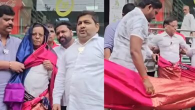 FB Post Controversy: Shocking incident! BJP workers forced a Congress leader to wear a sari in the middle of the market... Video goes viral on social media... Watch here