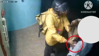 Blinkit Delivery Boy: A delivery boy's shameful act...! While delivering goods to a female customer, he touched her private parts... Recorded on CCTV... Watch here and be careful.