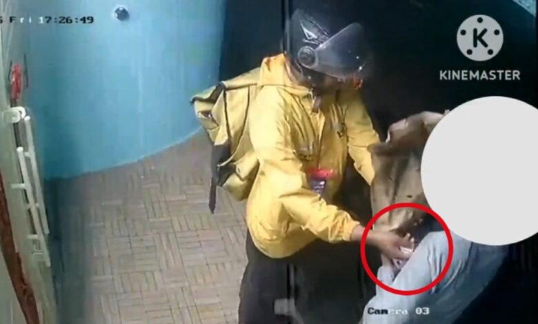 Blinkit Delivery Boy: A delivery boy's shameful act...! While delivering goods to a female customer, he touched her private parts... Recorded on CCTV... Watch here and be careful.