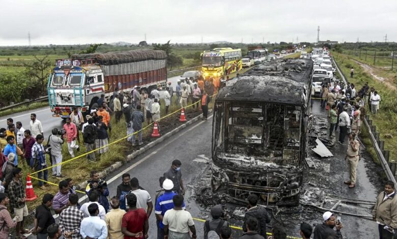 Kaveri Travels: Big update... A major revelation in the case of 20 people burned alive in a bus! A businessman passenger had a parcel containing 234 smartphones... The explosion of lithium-ion batteries took a horrific turn... See the forensic team's report here.