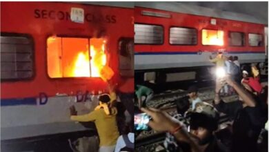 Janseva Express: Big Breaking News... Massive fire in Janseva Express...! Panic ensues... One coach reduced to ashes... Passengers narrowly escape.