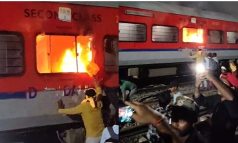 Janseva Express: Big Breaking News... Massive fire in Janseva Express...! Panic ensues... One coach reduced to ashes... Passengers narrowly escape.