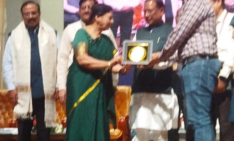 World Standards Day: CM Vishnudev Sai honored Madhu Arora and Anuj Arora
