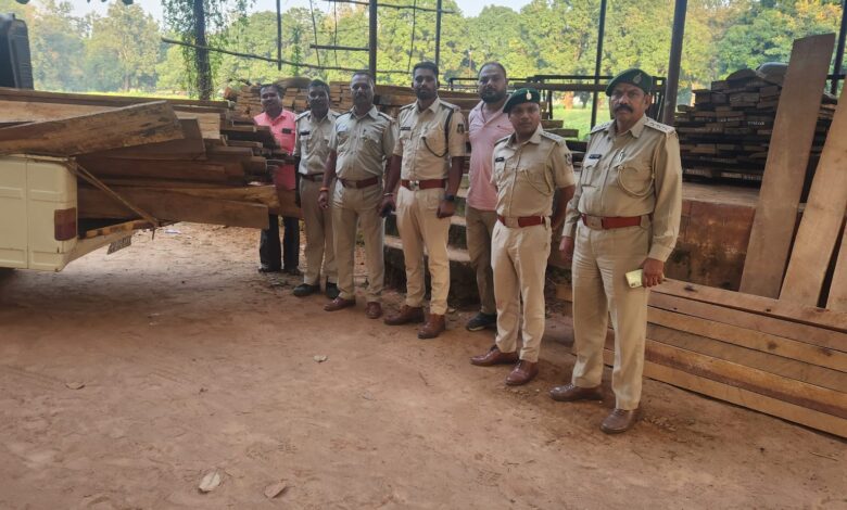 Major action by Kondagaon Forest Division...! Illegal timber worth over ₹1 lakh seized from Bijapur village...One accused arrested. Video