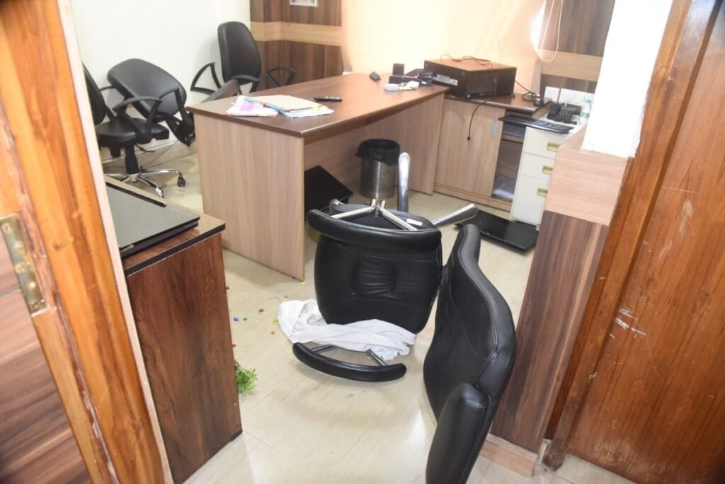 Nava Raipur : जनसंपर्क विभाग के अपर संचालक संजीव तिवारी पर हमला…! पत्रकार बताकर घुसे हमलावरों ने की तोड़फोड़…संघ ने की तीव्र निंदा…CM से कार्रवाई की मांग