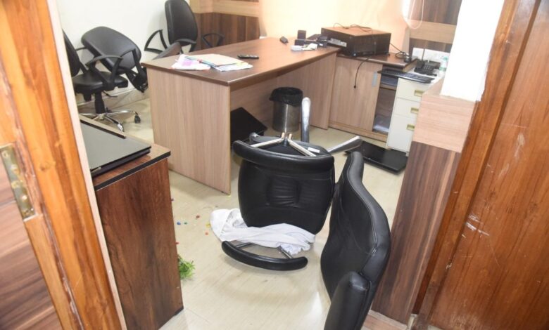 Raipur: Additional Director of Public Relations Sanjeev Tiwari attacked...! The attackers, posing as journalists, vandalized the premises...The Sangh strongly condemned the incident...demanding action from the Chief Minister.
