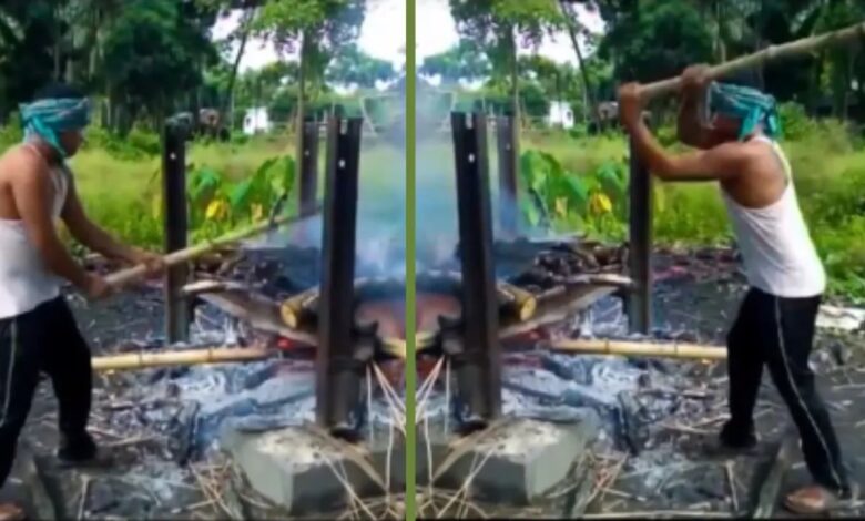 Heartlessness: The terrifying face of Kaliyuga! A friend rained blows of sticks on the deceased's funeral pyre...the reason was a 50,000 rupee debt...watch the video here.