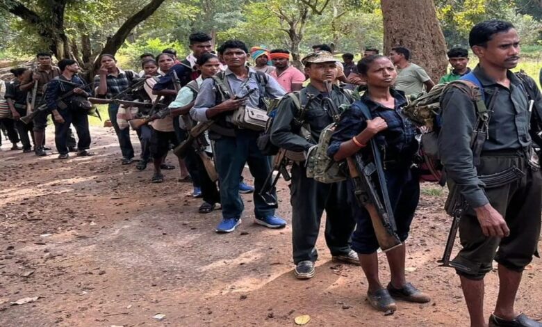 Maoist Cadres Surrender: Major success in Kanker! 21 Maoist cadres surrendered... 18 weapons, including AK-47s and SLR rifles, were handed over to the police... See the list here.