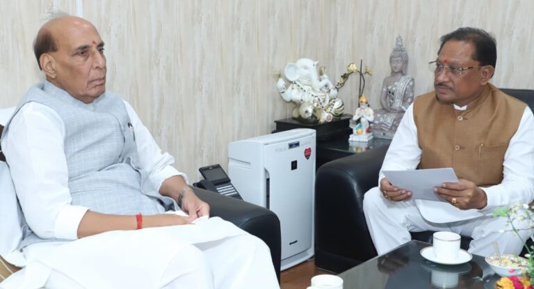 CG Delegation: The delegation paid a courtesy call on Defense Minister Rajnath Singh! A fruitful discussion was held on making Chhattisgarh a defense and aerospace hub... Watch the video here.