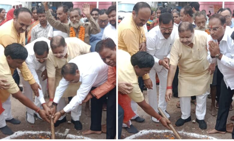 Raipur Adarsh Nagar: Groundbreaking ceremony for the construction of an aspirational toilet in Adarsh Nagar at a cost of 28 lakh rupees... South MLA Sunil Soni presented the gift.