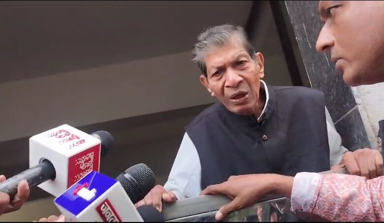 Former Home Minister Nanki Ram Kanwar is surrounded near Raipur AIIMS! He insists on the removal of the Korba Collector...threatens to stage a sit-in in front of the Chief Minister's residence...listen to the video here.