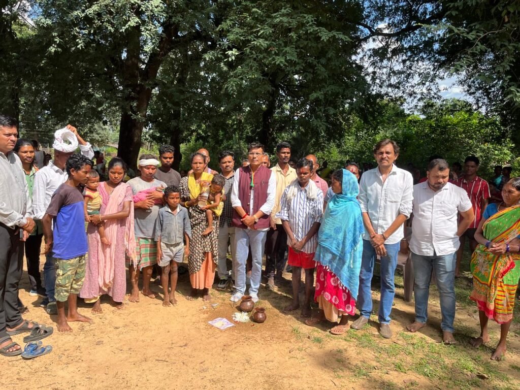 Conversion News : सुकमा में धर्मांतरण का बड़ा मामला…! रानीबहाल में जमींदार परिवार के युवराज विक्रांत सिंह देव की उपस्थिति में छह परिवार लौट आए अपने घर