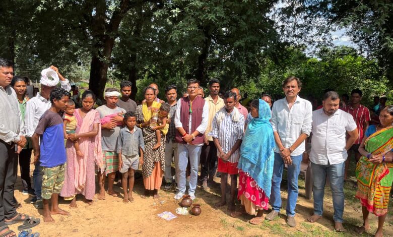 Conversion News: A major case of religious conversion in Sukma! Six families returned to their homes in Ranibhal in the presence of Crown Prince Vikrant Singh Deo, a landowner.