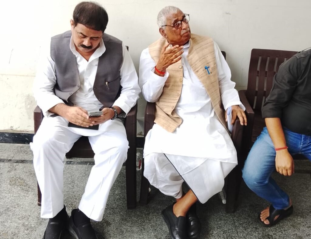 Leader House Arrest : राजनीतिक गलियारों से बड़ी खबर…! नेता प्रतिपक्ष माता प्रसाद पांडेय हाउस अरेस्ट…5 MP और 2 MLA सहित कई वरिष्ठ को रोका…यहां देखें Video