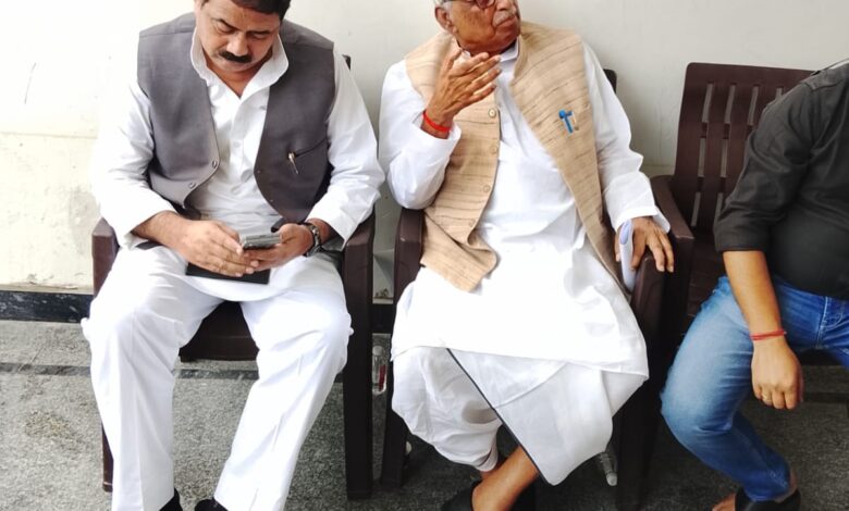 Leader House Arrest: Big news from political circles...! Leader of the Opposition Mata Prasad Pandey placed under house arrest... Several senior leaders, including 5 MPs and 2 MLAs, detained... Watch the video here.