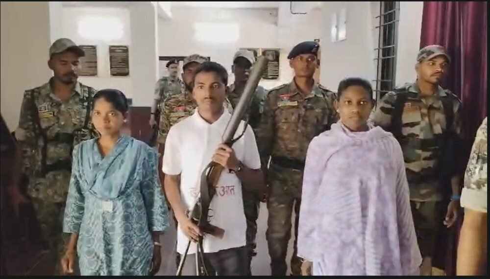 BIg Success : गरियाबंद में नक्सल मोर्चे पर बड़ी सफलता…! 2 महिलाओं और 1 पुरुष ने देशी हथियारों के साथ किया समर्पण…यहां देखें Video