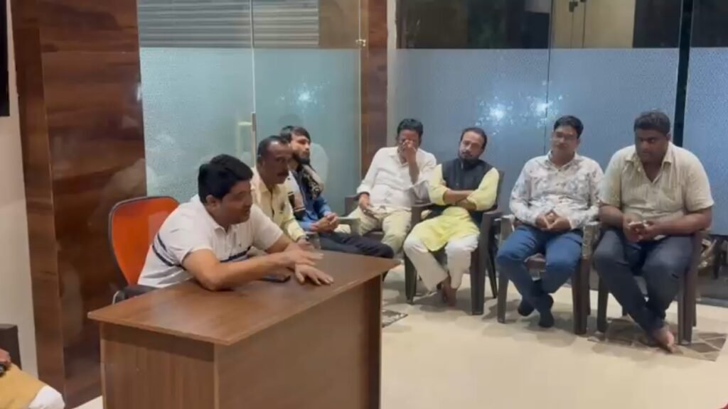 City President Selection : शहर अध्यक्ष चयन…! EX Mayor एजाज़ ढेबर की कार्यकर्ताओं संग बैठक…संगठन में नई ऊर्जा के लिए सलाह-मशविरा…कांग्रेस में हलचल तेज़ Video