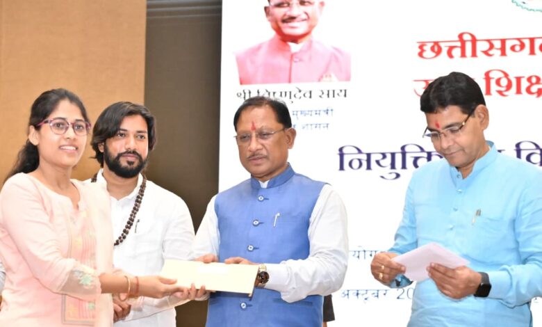 CM Vishnu: Transparent and fair recruitment processes have secured the future of the youth. Chief Minister Vishnu handed over appointment letters to 233 candidates selected for the post of Laboratory Technician in the Higher Education Department.