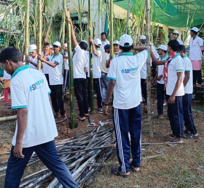 Bijapur : आत्मसमर्पित माओवादियों ने थामी तरक्की की डोर, बीजापुर के 32 पूर्व माओवादियों ने सीखा कुक्कुटपालन और बकरीपालन का गुर