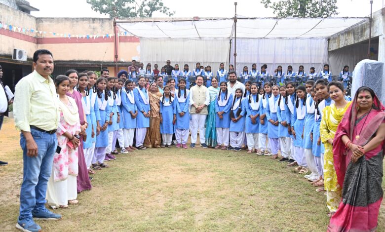 Basna Assembly Constituency: Bicycle became the vehicle of dreams, MLA Dr. Sampat Agarwal empowered daughters in Bhithidih, said - education is the key to the future