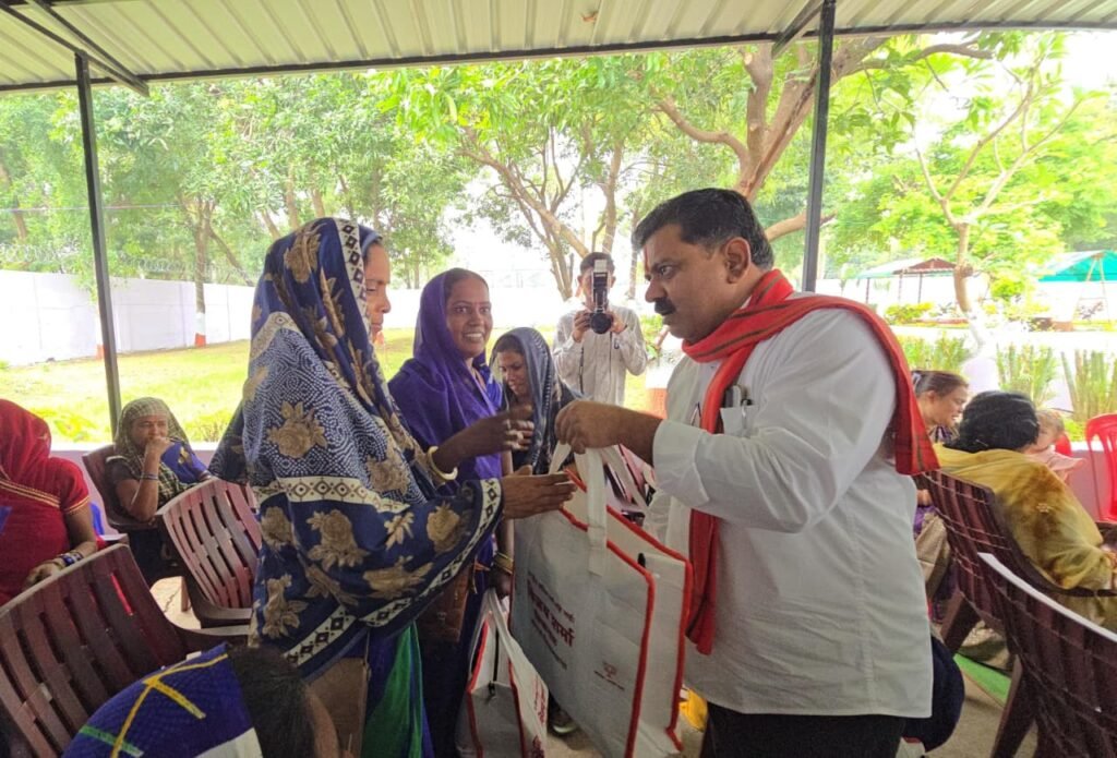 Deputy CM Vijay Sharma : प्रदेश में पहली बार दीपावली पर उपमुख्यमंत्री विजय शर्मा ने किया स्वच्छता दीदियों व कमांडो के साथ जलपान एवं स्नेहिल सम्मान, कवर्धा को प्रदेश का सबसे स्वच्छ शहर बनाने का लिया संकल्प