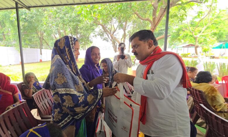 Deputy CM Vijay Sharma: For the first time in the state, on Diwali, Deputy Chief Minister Vijay Sharma had refreshments and affectionate respect with Swachhata Didi and Commandos, resolved to make Kawardha the cleanest city in the state.