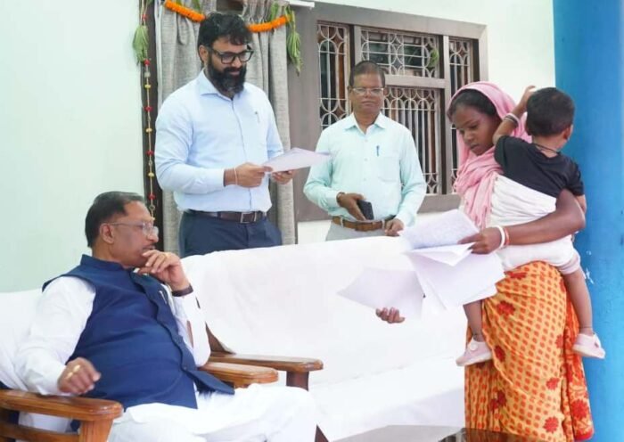 CM Vishnu : मुख्यमंत्री विष्णु देव साय ने बगिया में सुनी आम जनता की समस्याएं, आवेदनों के त्वरित निराकरण के निर्देश