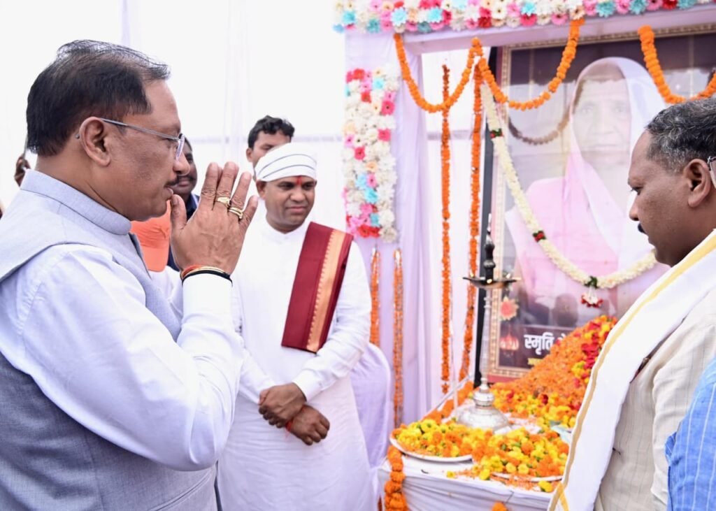 Tribute Meeting : मुख्यमंत्री विष्णु देव साय ने दिवंगत चन्दन बाई जी को दी श्रद्धांजलि, शोक संतप्त परिवार से मिलकर व्यक्त की संवेदना
