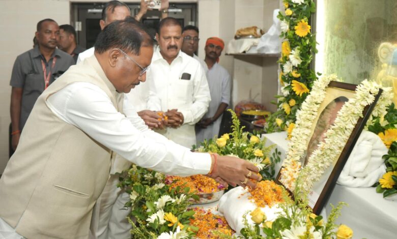 CM Vishnu: Chief Minister Vishnu Dev Sai paid tribute to former Assembly Deputy Speaker late Banwari Lal Agarwal, attended the turban ceremony at Agrasen Bhawan Korba and paid homage.